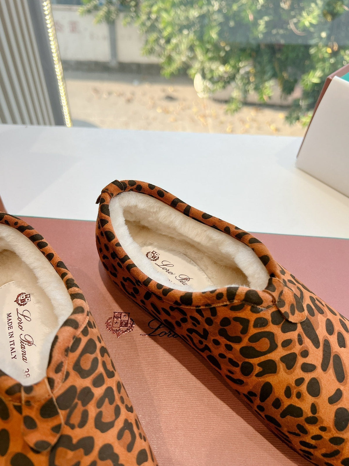 LP Cocooning Floaty Flat Orange Black Leopard Print Wool Fleece Lining And Suede 992982