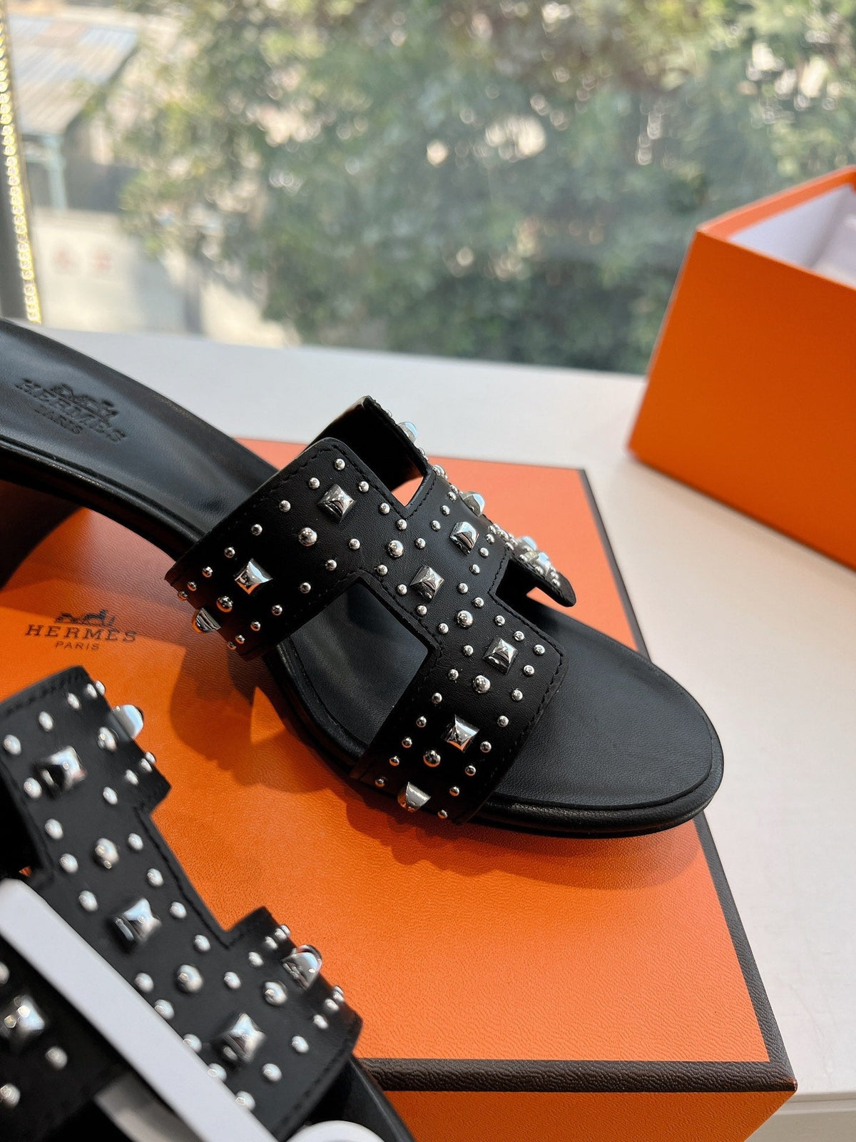 HM 25C Oasis sandal Black Leather with Studs 202838