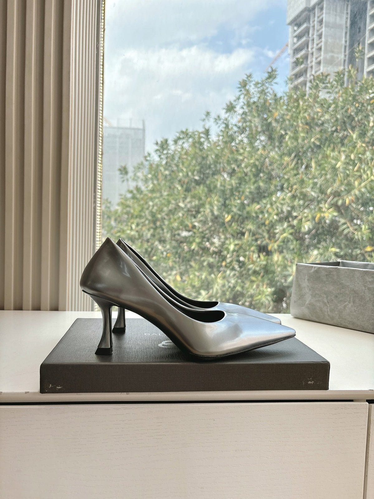 HIGH PUMPS IN RHINO GRAY PATENT CALFSKIN