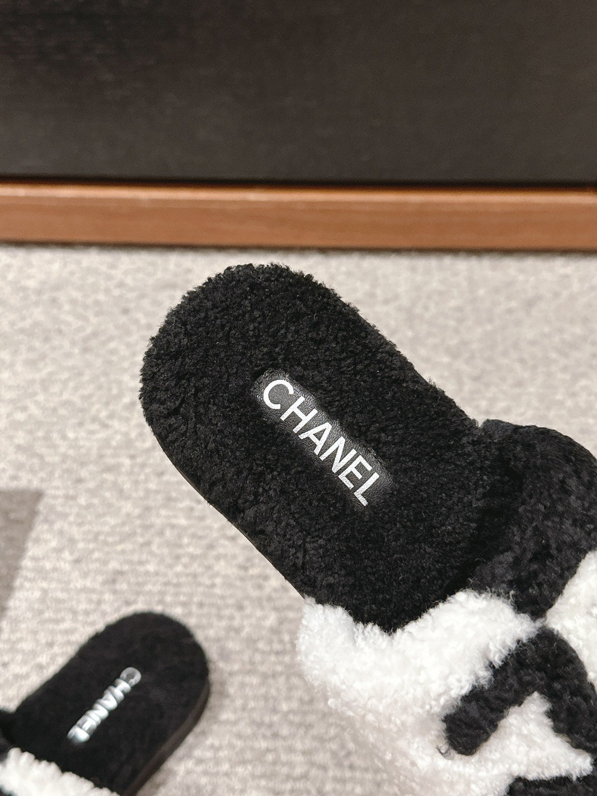 CC SLIPPERS IN BLACK MIX WHITE FLEECE