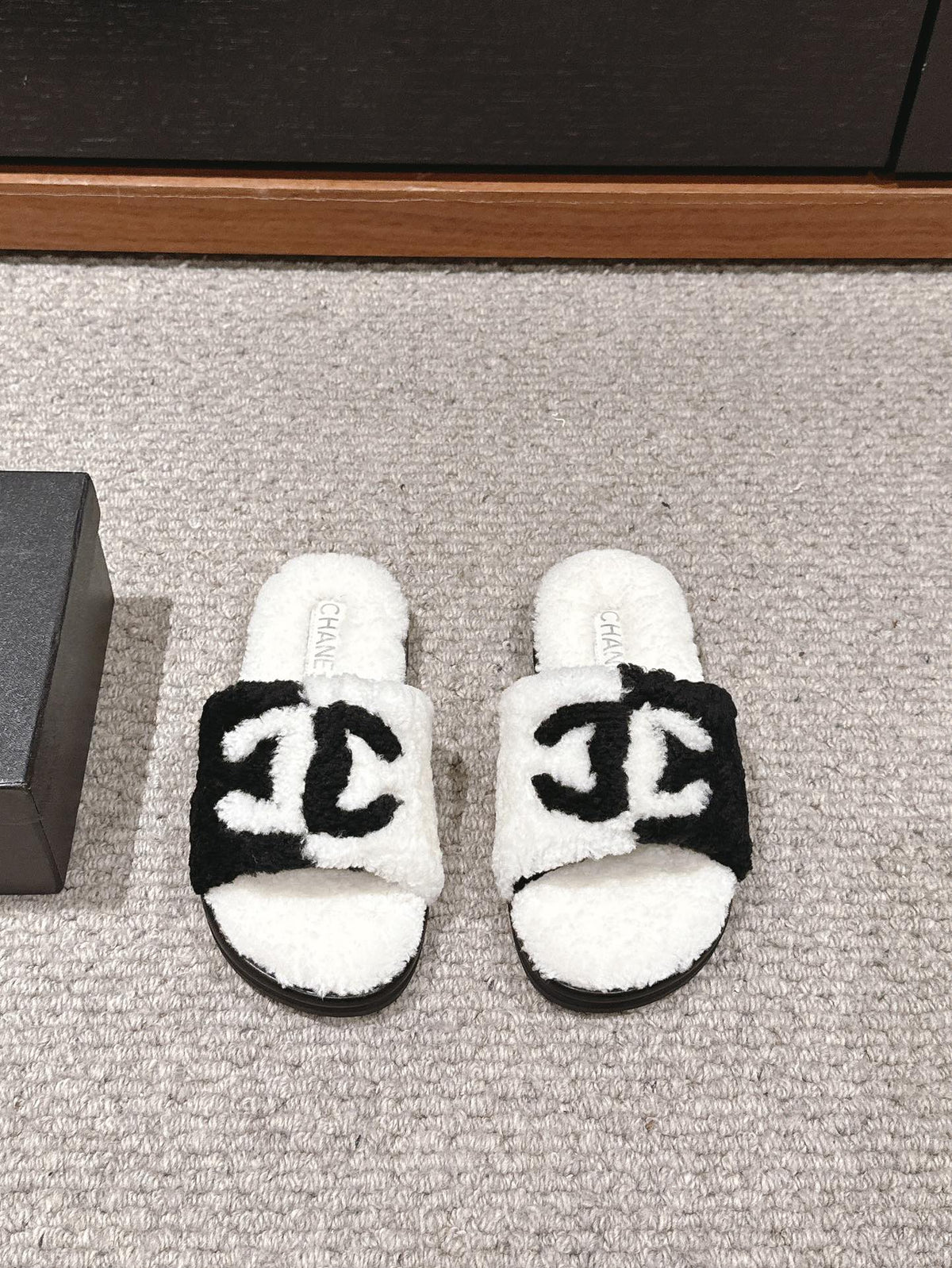 CC SLIPPERS IN WHITE MIX BLACK FLEECE