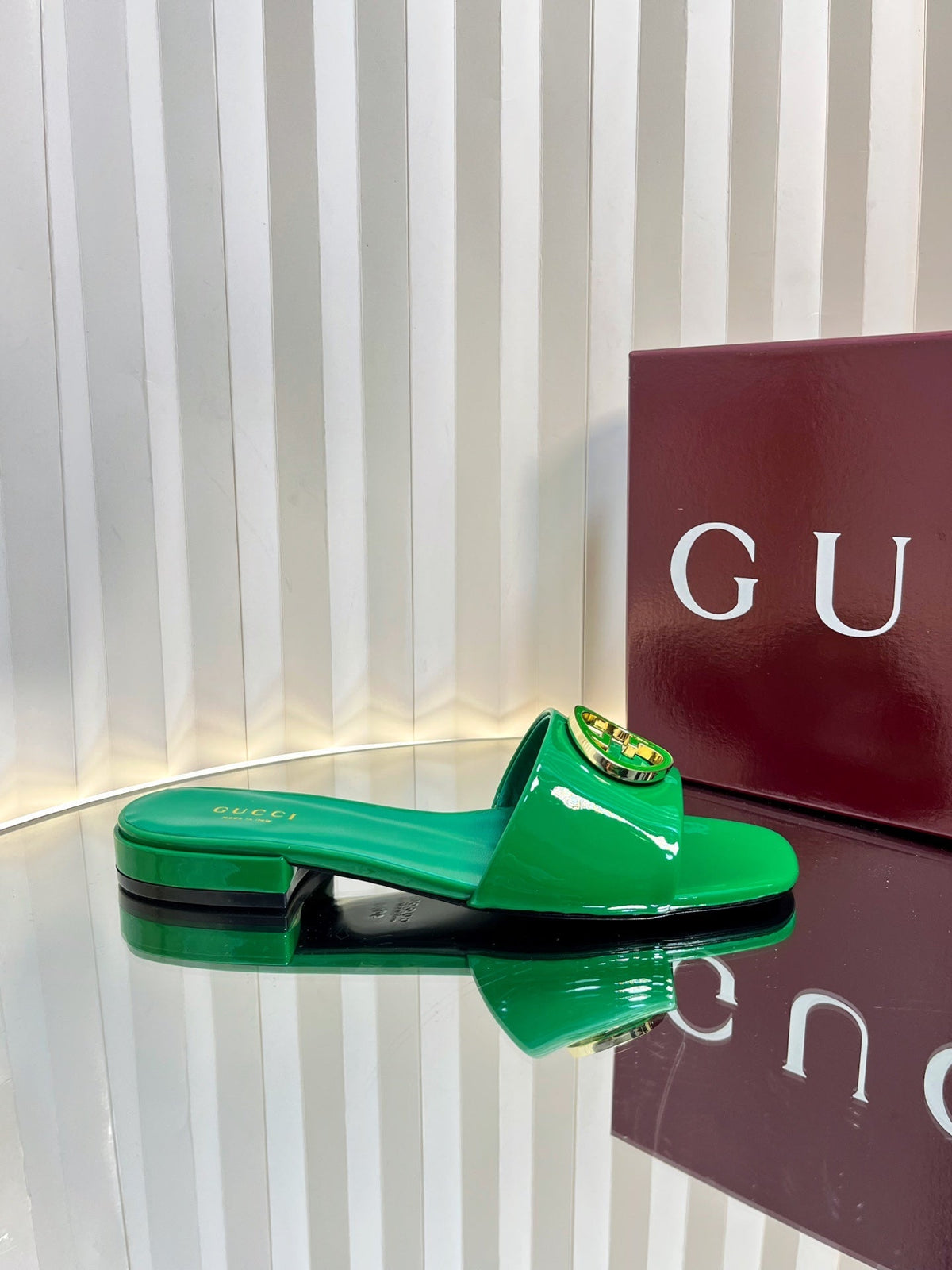 GG 25C Women's Round Interlocking G Sandal Green Patent Leather 234200
