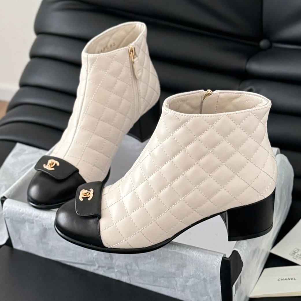 CC SHORT BOOTS 65 MM IN WHITE MIX BLACK QUILTED PATTERN LAMBSKIN