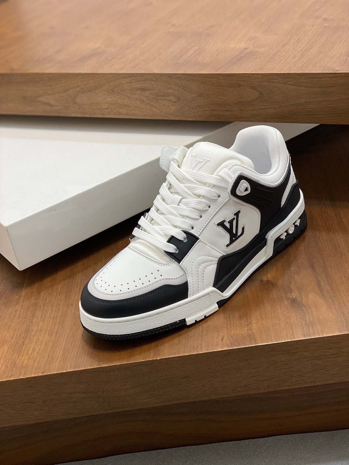 LV TRAINER  BLACK WHITE SNEAKER