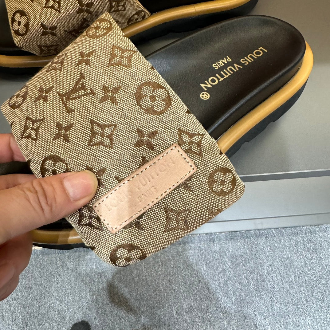 LV VELCRO SLIPPERS IN PEANUT BROWN MONOGRAM JACQUARD