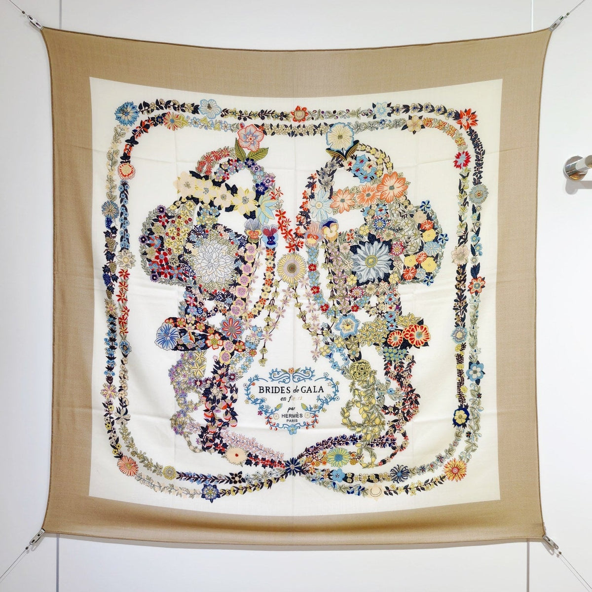 HM 26ss Amazon  Scarf 140 Beige White Colorful Twill Silk 126336