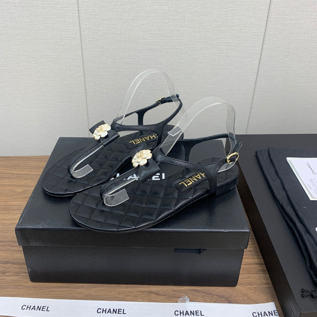 CC THONG SANDAL IN BLACK LAMBSKIN WITH PEARL FLOWER
