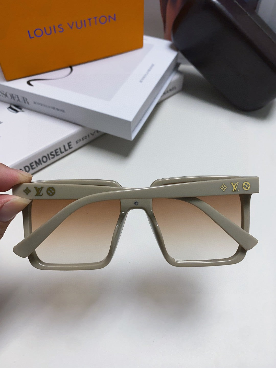 SQUARE SUNGLASS 581368 IN BEIGE ACETATE