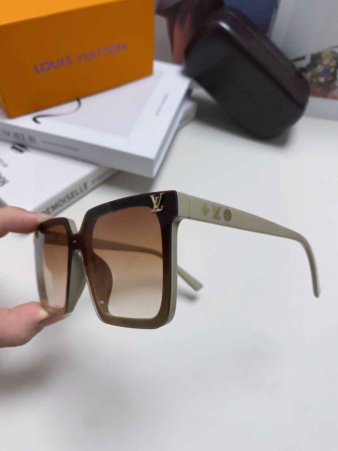 SQUARE SUNGLASS 581368 IN BEIGE ACETATE