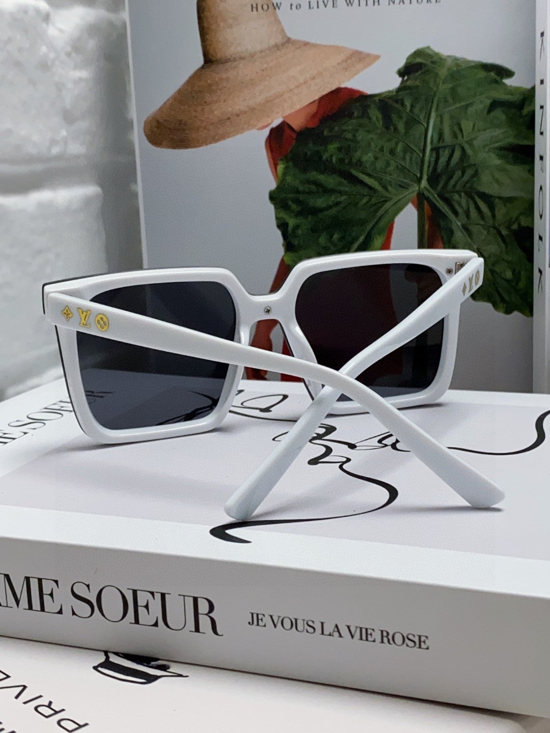 SQUARE SUNGLASS 581369 IN WHITE ACETATE