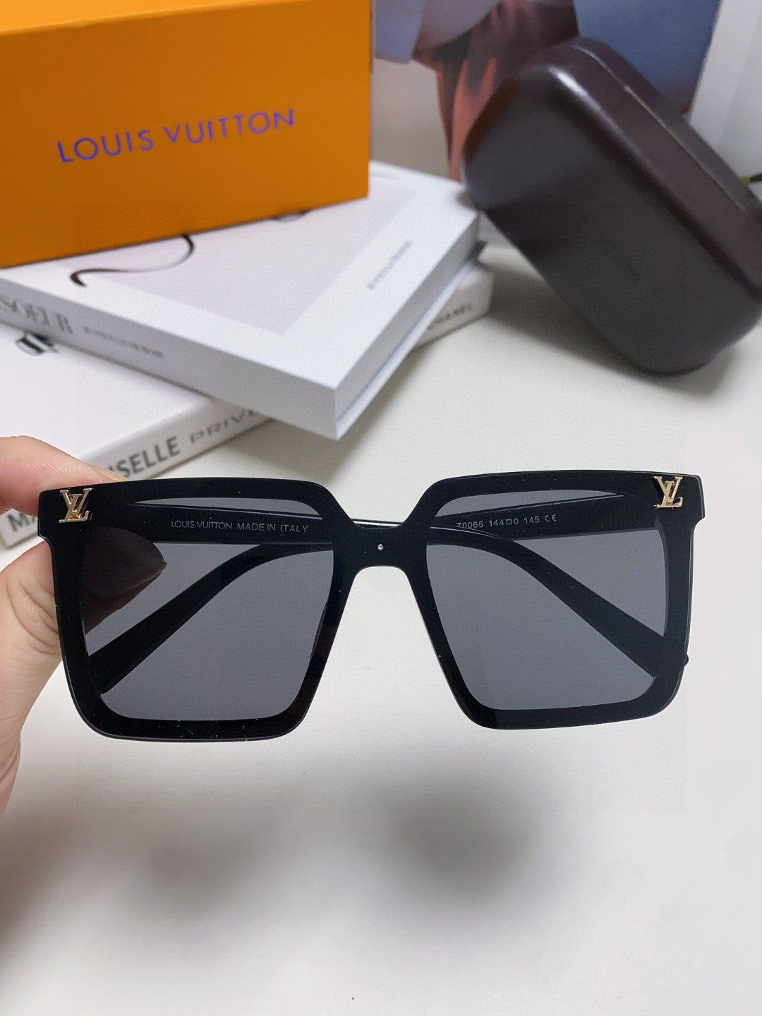 SQUARE SUNGLASS 581370 IN BLACK ACETATE
