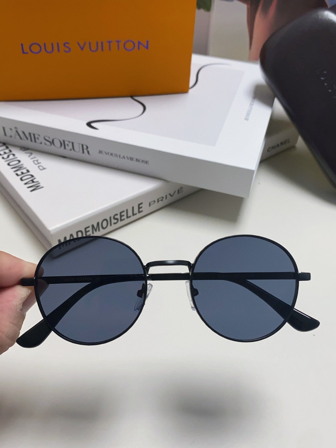 SIGNATURE ROUND SUNGLASS 581383 IN BLACK METAL