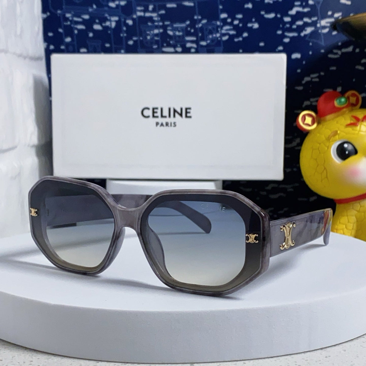 TRIOMPHE SQUARE SUNGLASS 566740 IN MARBLED EFFECT ACETATE