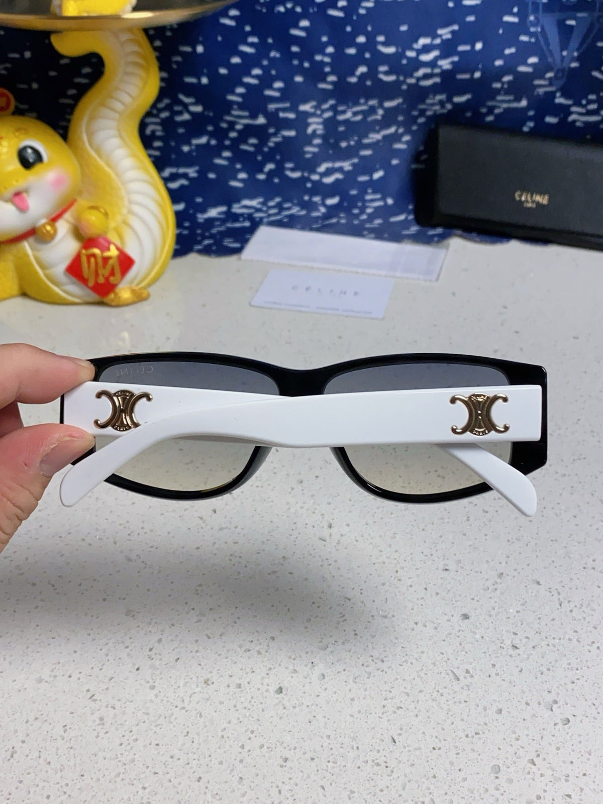 TRIOMPHE SUNGLASS 566216 IN BLACK AND WHITE ACETATE