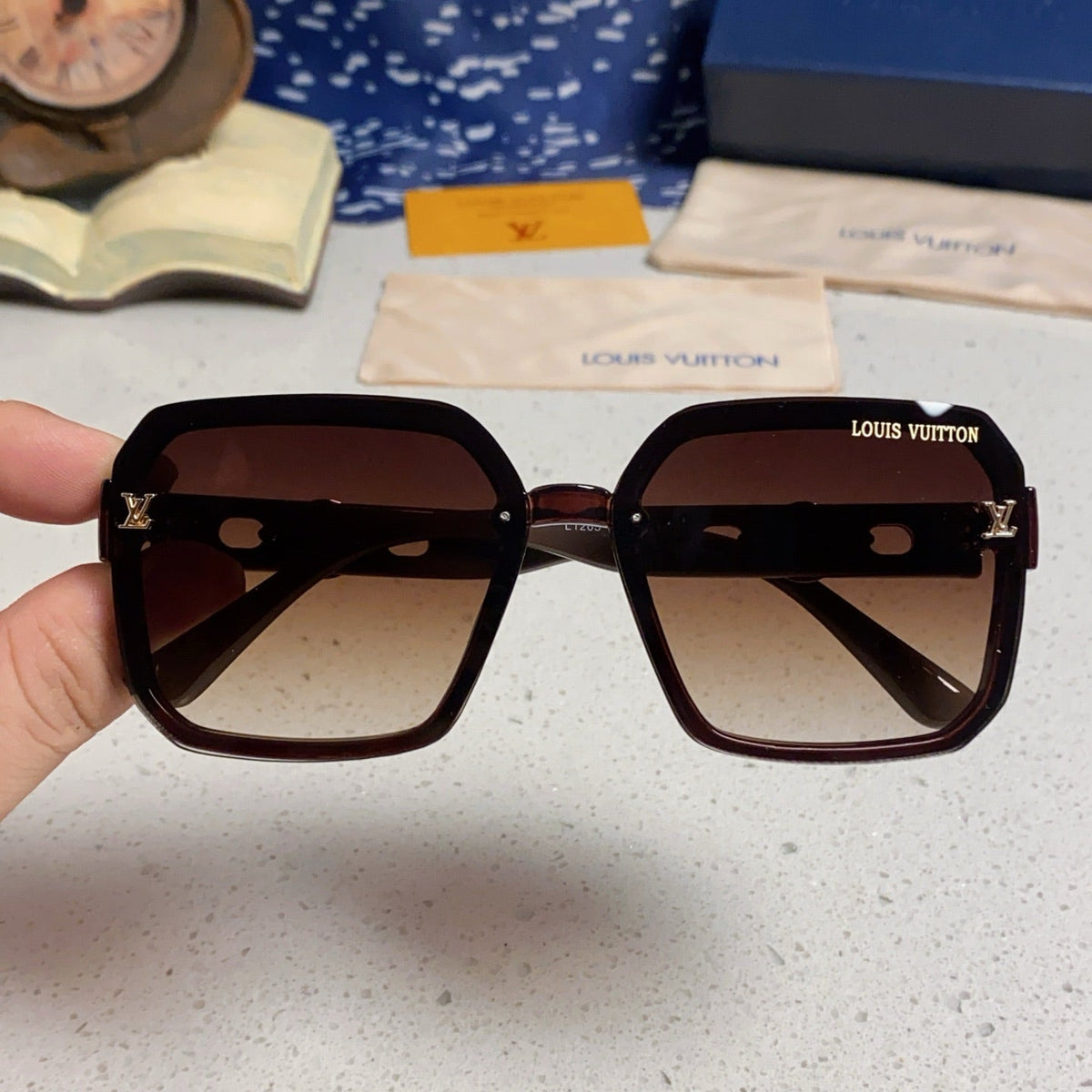SQUARE SUNGLASSES 573319 IN BEIGE ACETATE BROWN SMOKE LENS