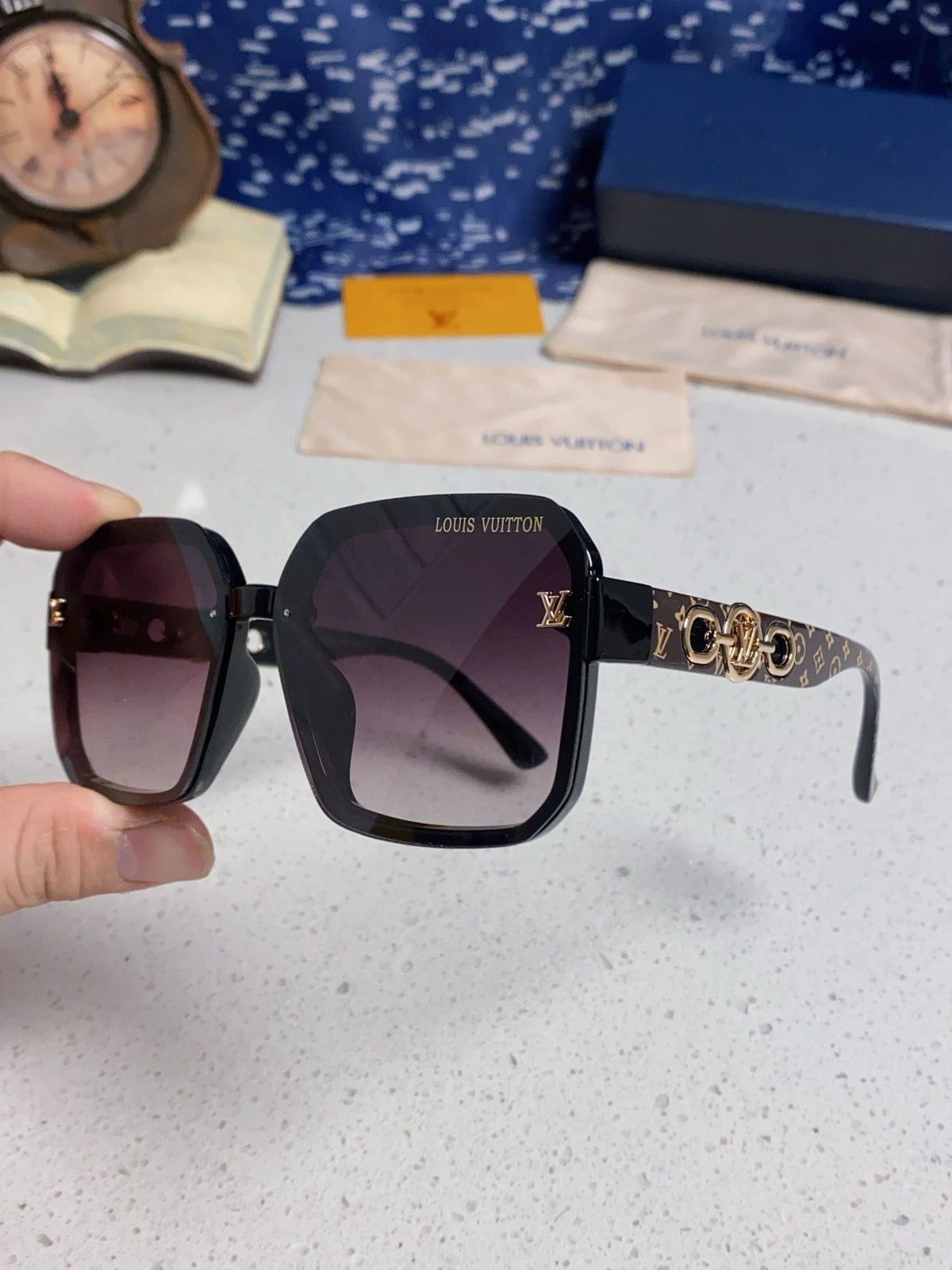 SQUARE SUNGLASSES 573320 IN BROWN ACETATE BLACK SMOKE LENS