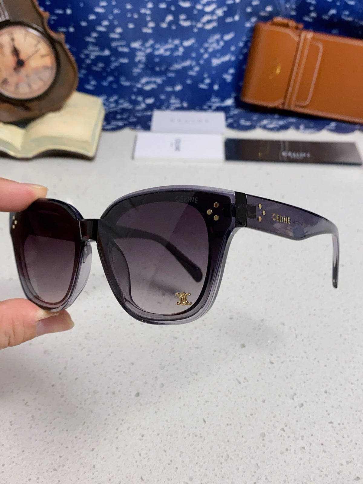 SQUARE SUNGLASS 575843 IN BLACK ACETATE GRADIENT SMOKE LENSES
