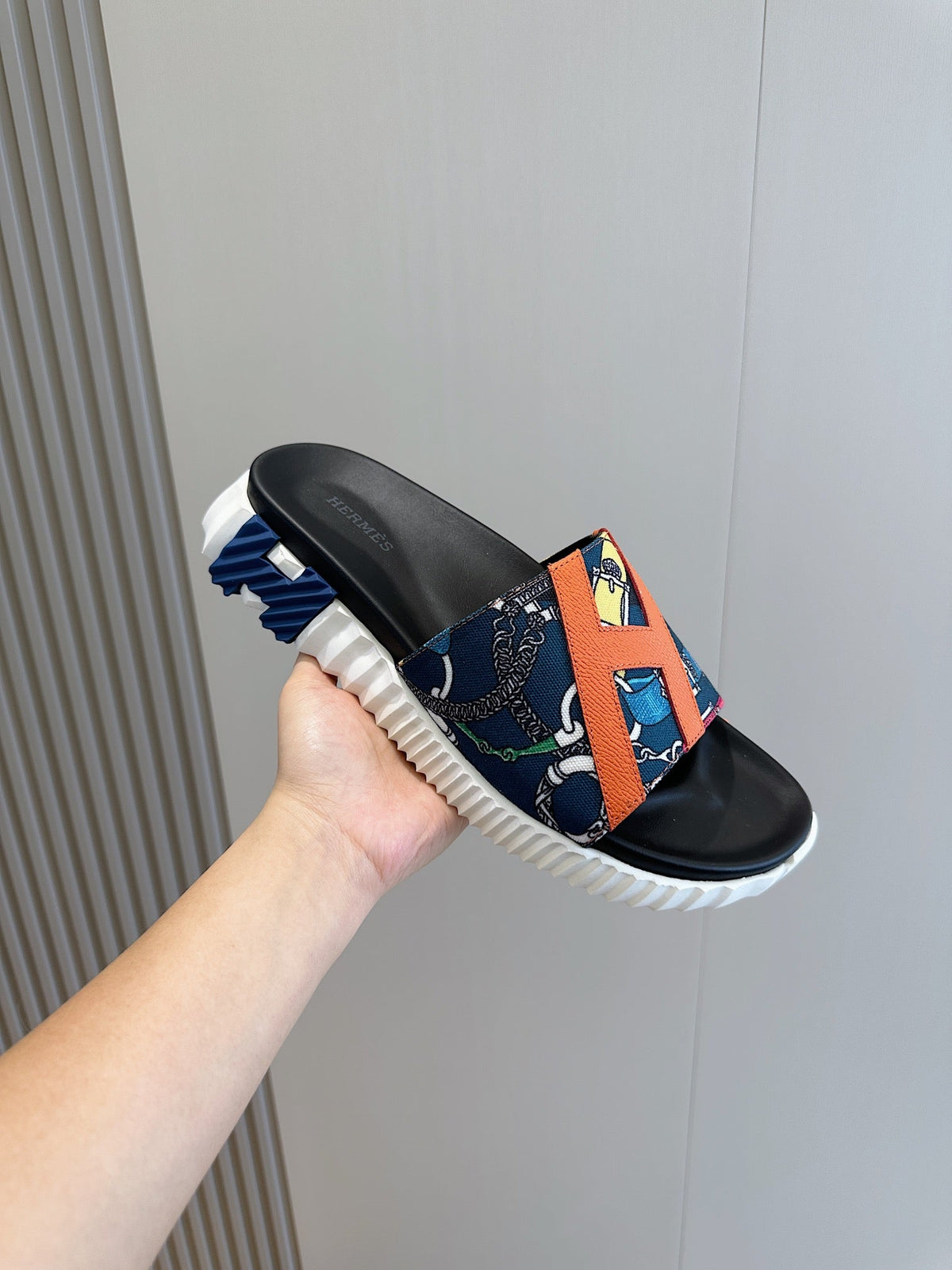 HM SLIPPERS BLACK AND NAVY CANVAS WITH MOTIF