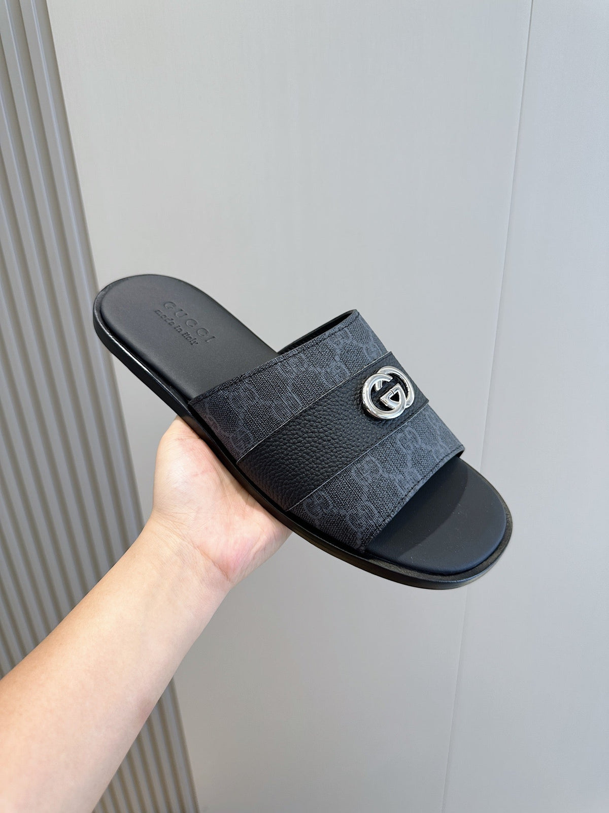 GG Men's Interlocking G Slides Black Cowhide 547642
