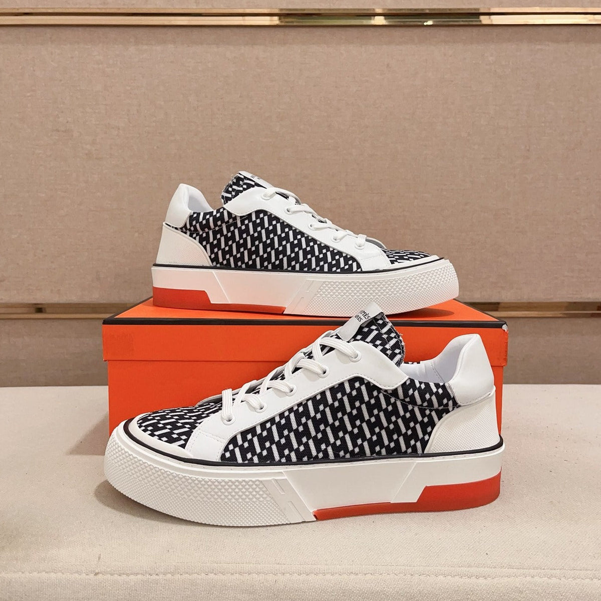 HM DAY SNEAKER BLACK AND WHITE FABRIC
