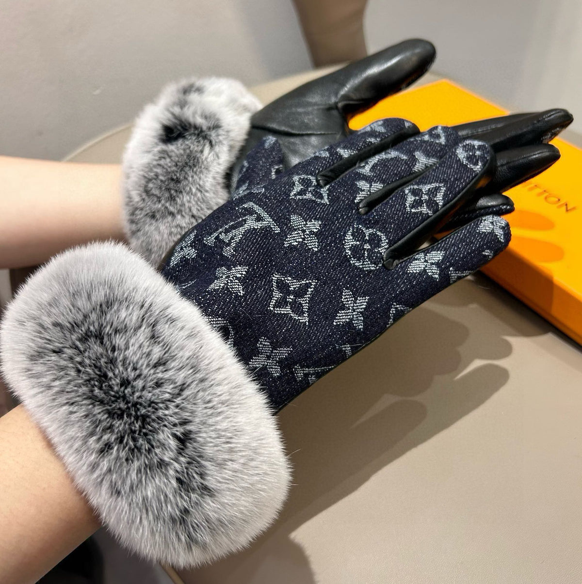 LV Gloves In Black Denim Fabric And Rabbit Fur 469630