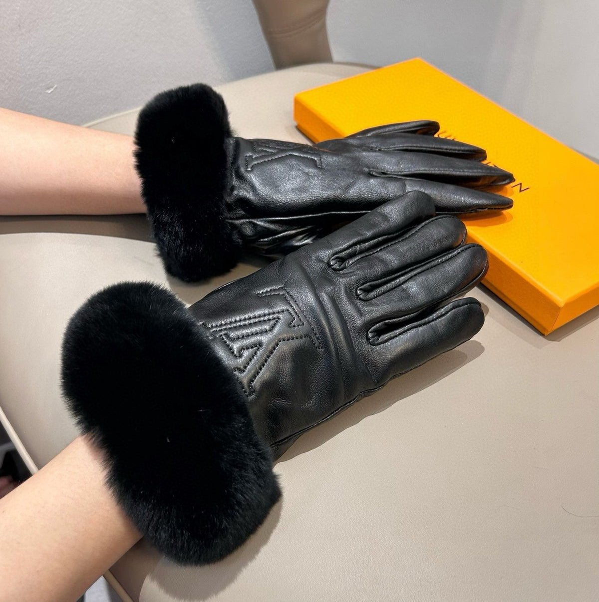 LV Gloves In Black Lambskin And Rabbit Fur 478059