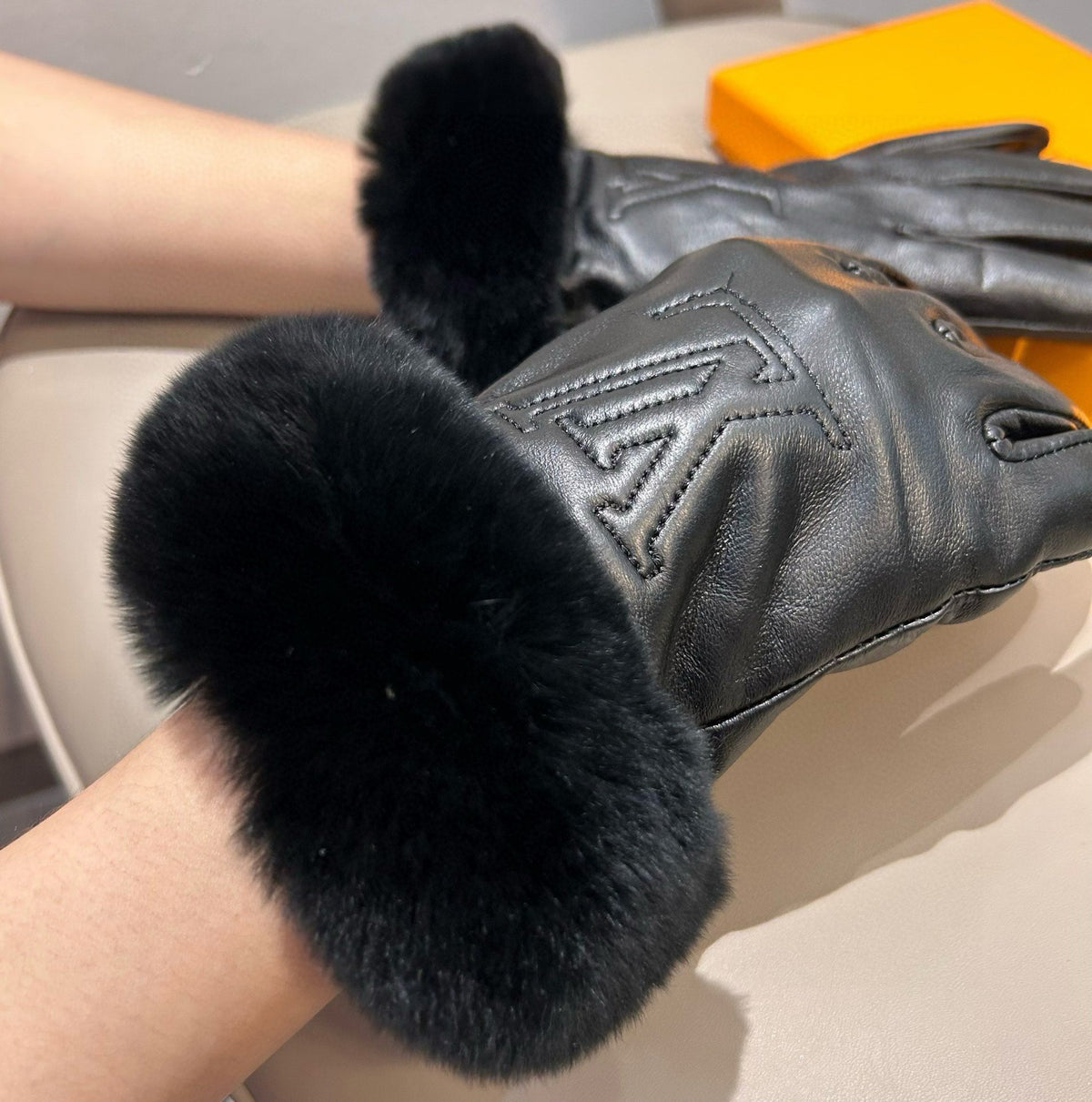 LV Gloves In Black Lambskin And Rabbit Fur 478059