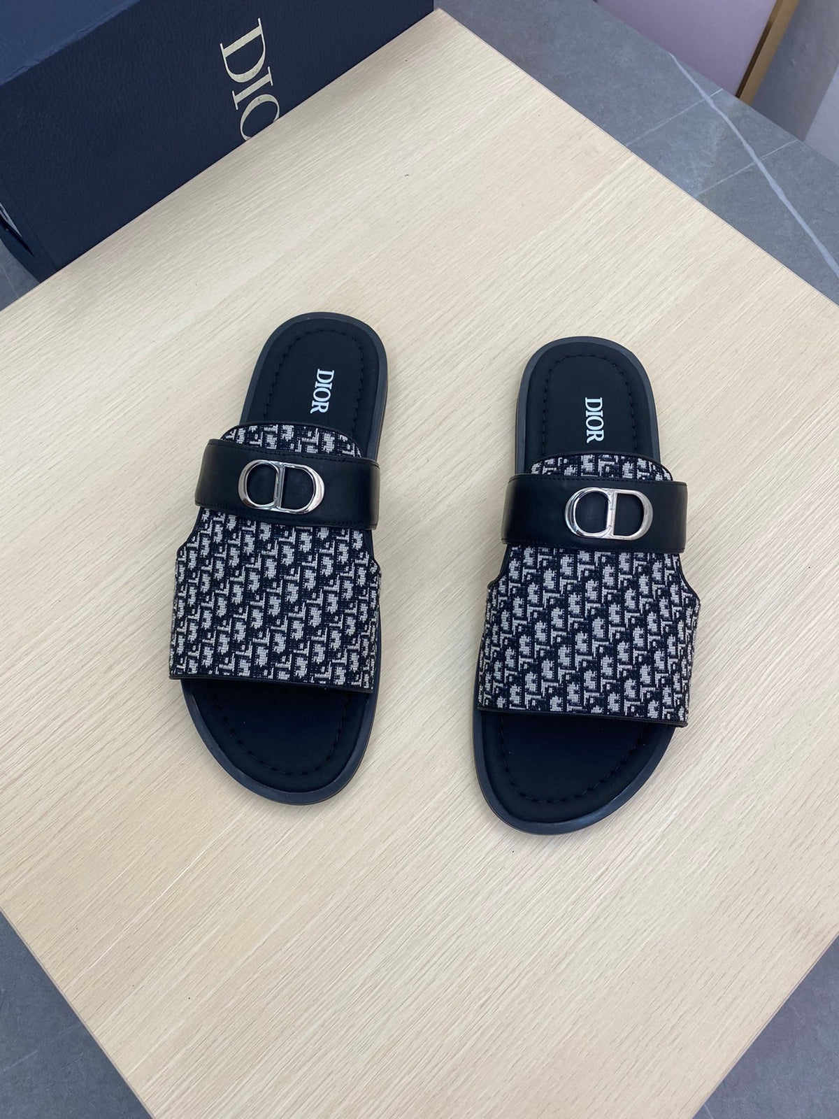 CD SYMBOL SLIDE CUT SANDAL BLACK AND WHITE JACQUARD