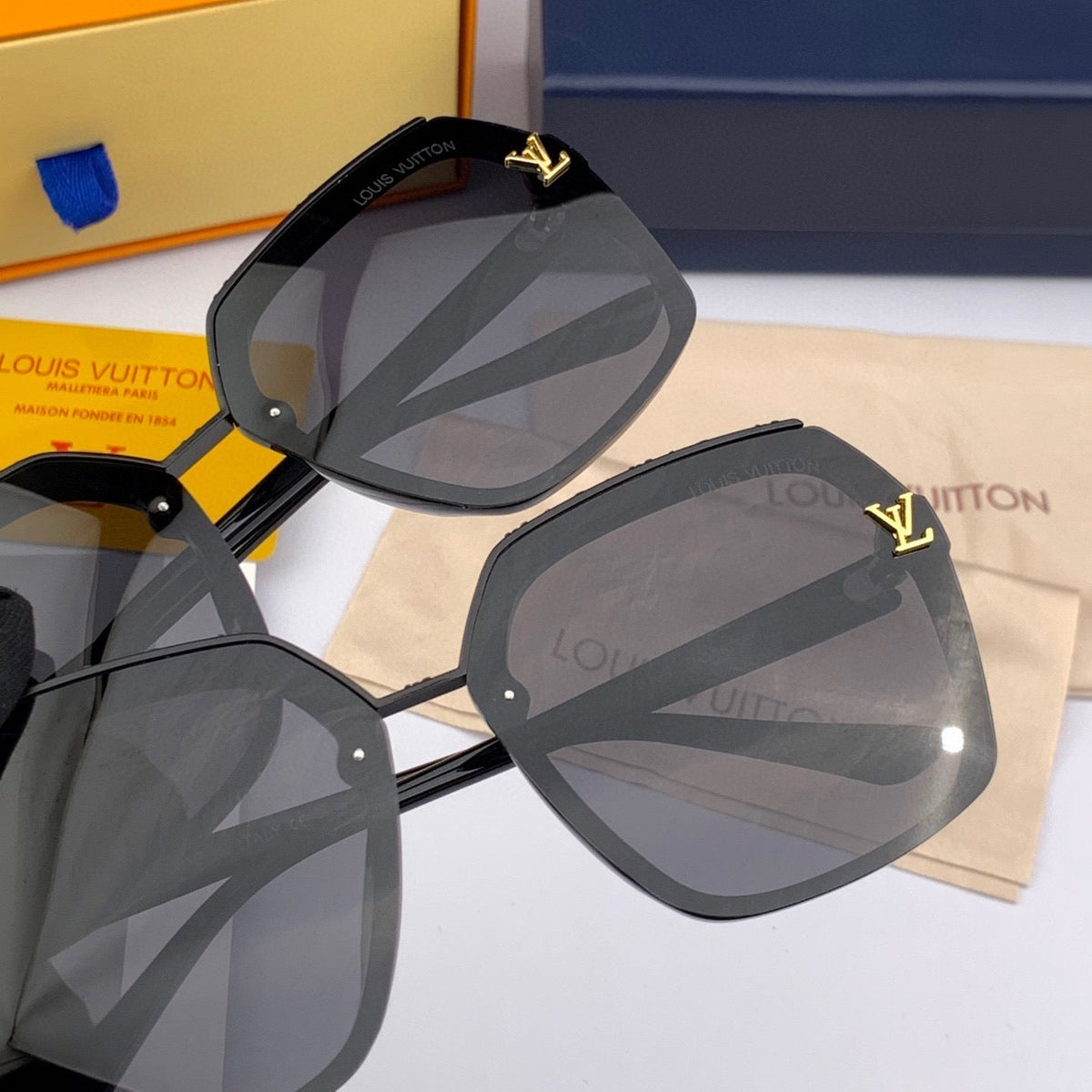 SQUARE SUNGLASSES L30157 IN BLACK ACETATE MONOGRAM LOGO