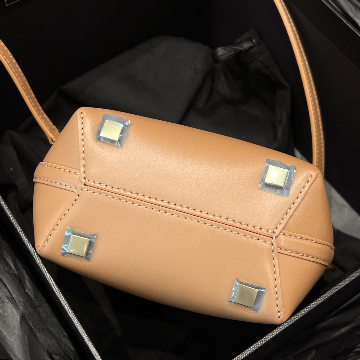 Le 37 Bucket Bag 15cm Beige Gold Cowhide