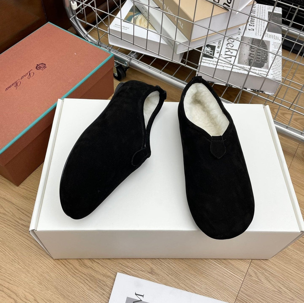 LP Cocooning Floaty Flat Black Wool Fleece Lining And Suede 989991