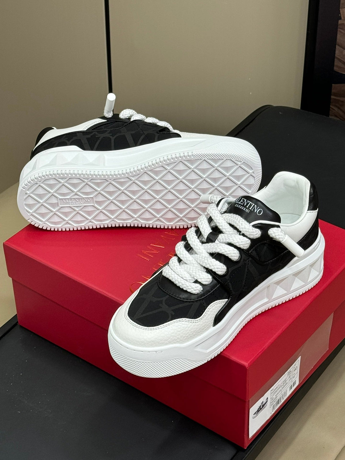 VT 2025 Pattern Sneakers Black White Cowhide 548579