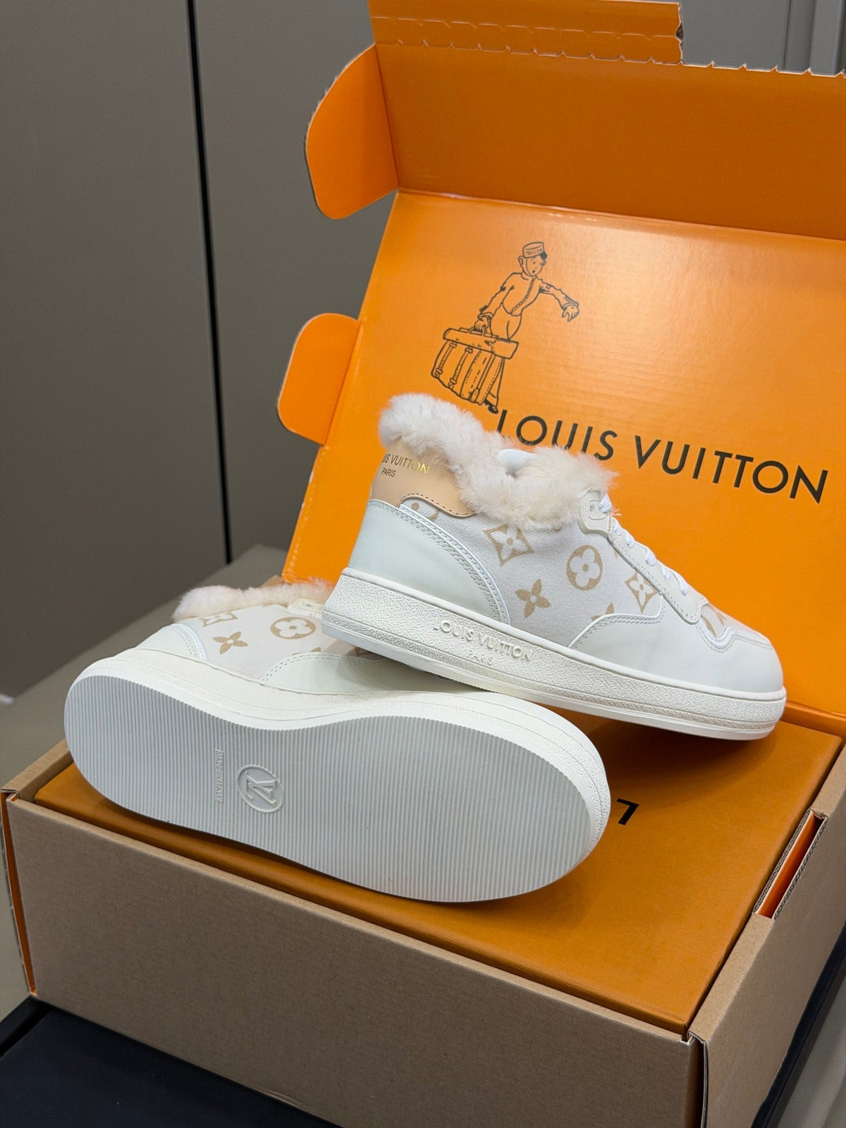 LV 25 Classic Sneakers White Leather Suede 576944