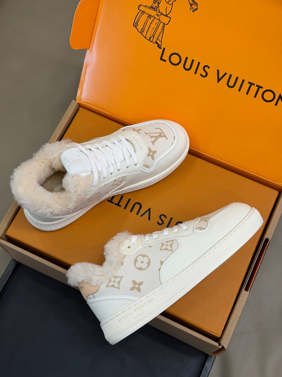 LV 25 Classic Sneakers White Leather Suede 576944