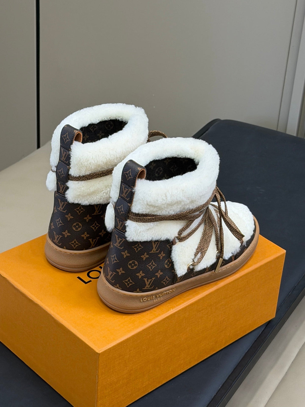 LV 25 Snow Boots Brown White Leather Wool 576936