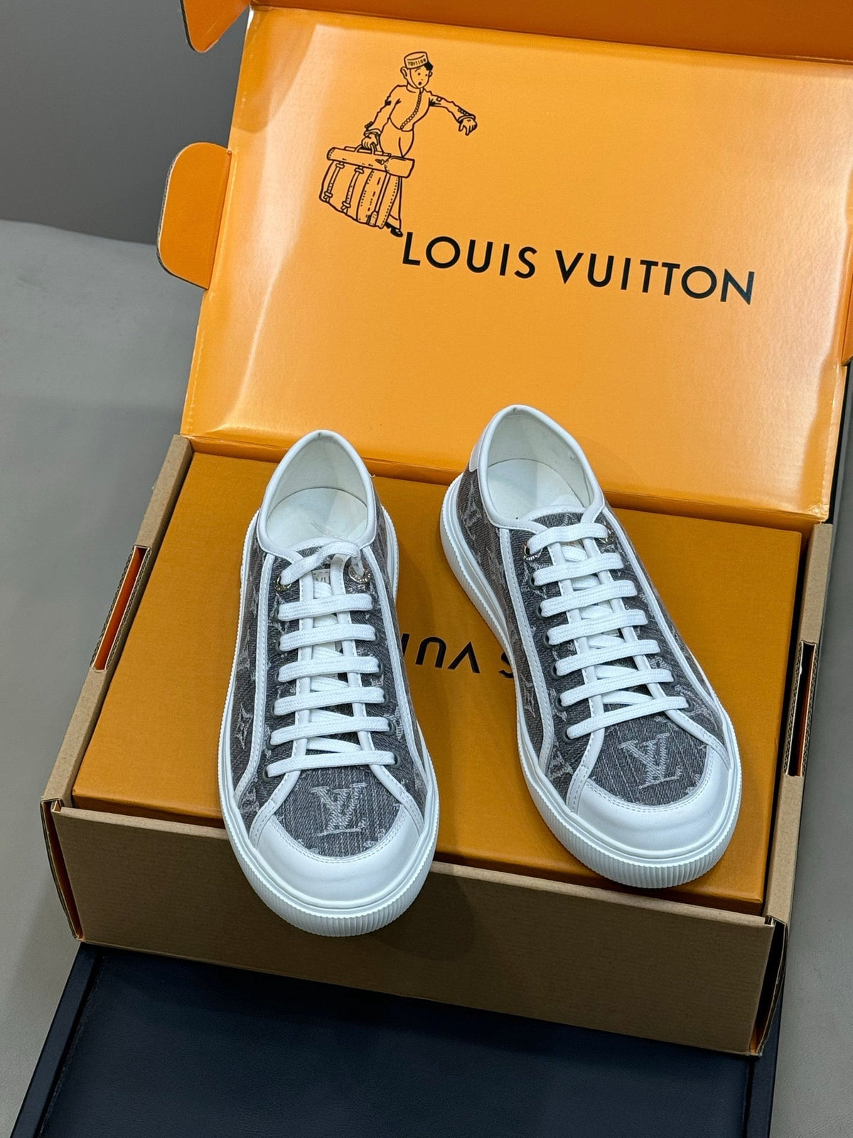 LV 26ss Sneaker Black Monogram Leather 621639