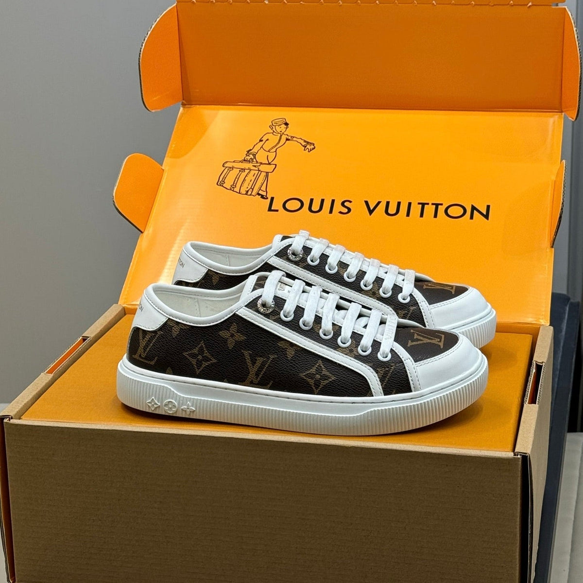 LV 26ss Sneaker Chocolate White Monogram Leather 621636