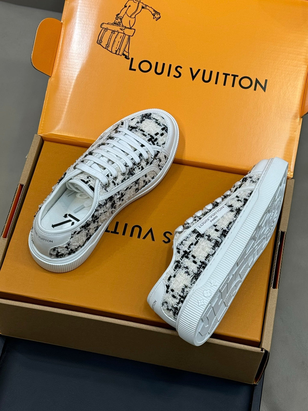 LV 26ss Sneaker White Black Tweed Leather 621650