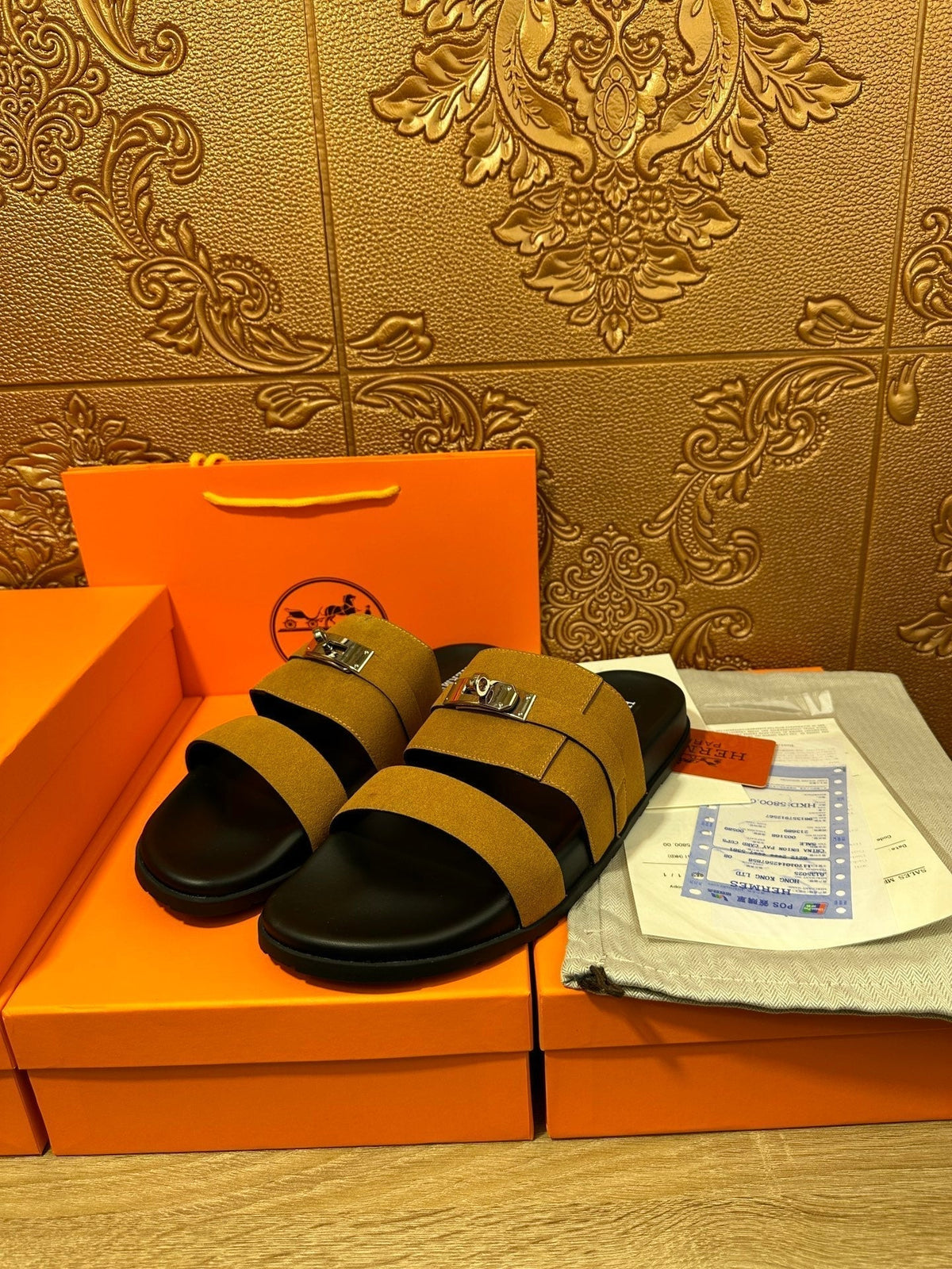 HM JACKSON SANDAL AMBER SUEDE