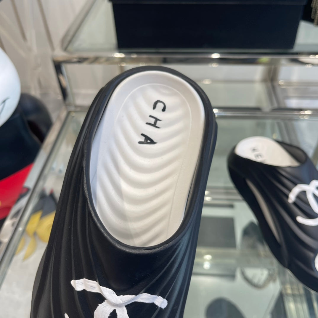 CC Slippers Black and White Foam 204131