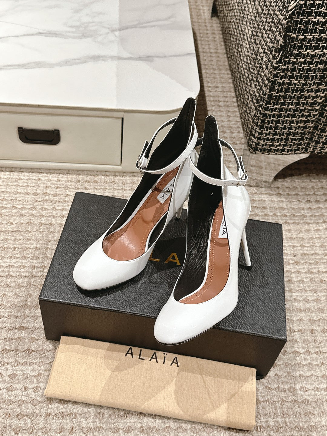 ALAIA ROUND-TOE HIGH HEELS 10 CM IN WHITE CALFSKIN
