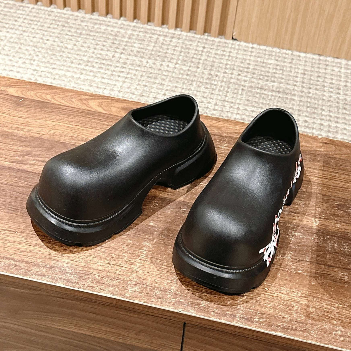 GRAFFITI THICK-SOLED CHEF SHOES IN BLACK RUBBER