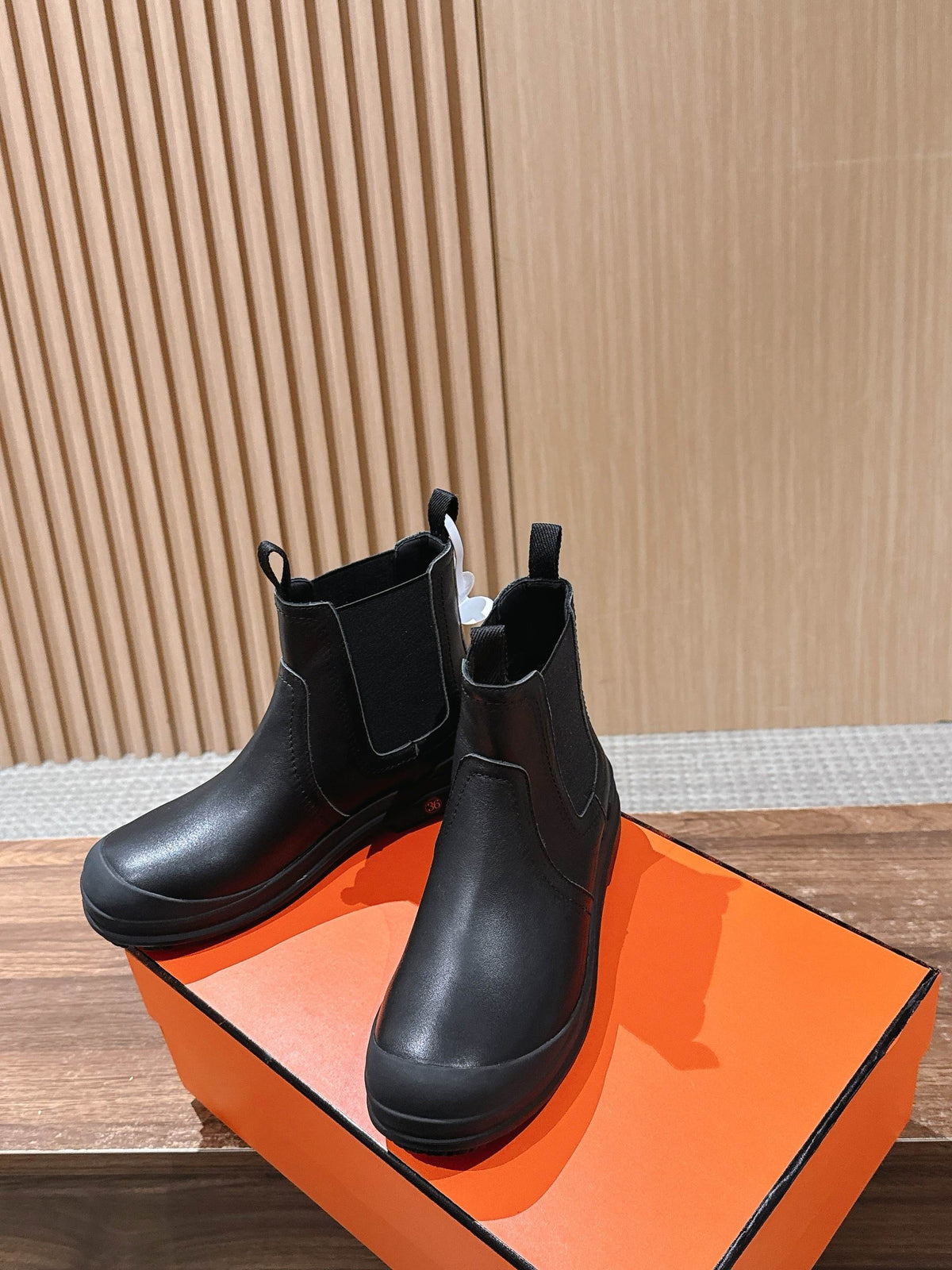 HM 25  Chelsea Ankle Boots Black Sheepskin 512548