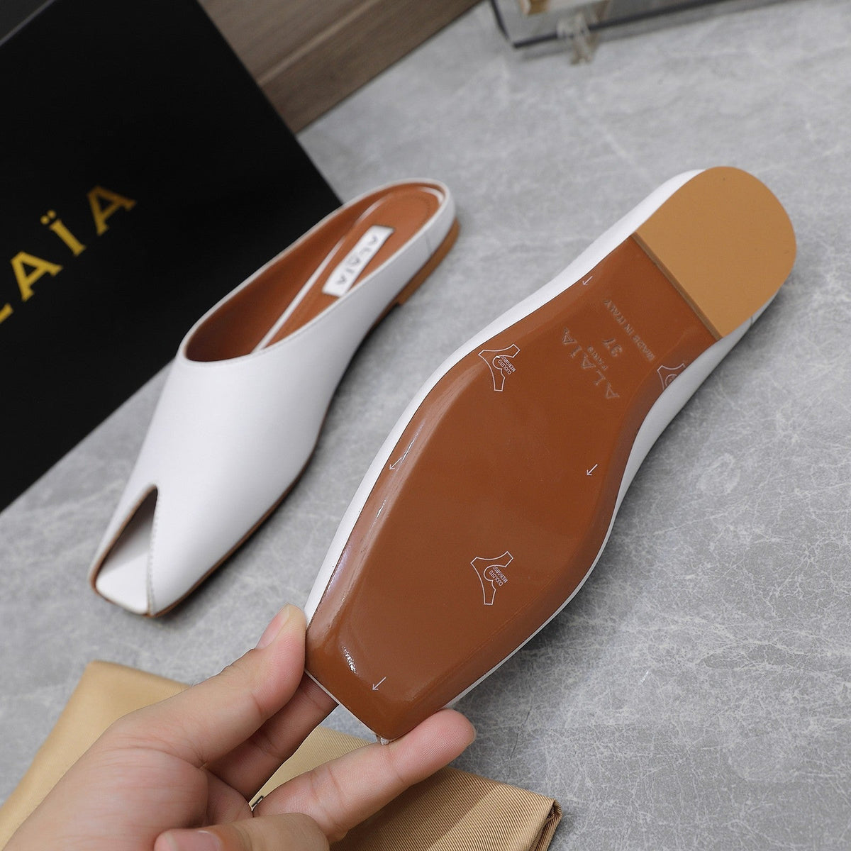 ALAIA FLAT MULE IN WHITE LAMBSKIN