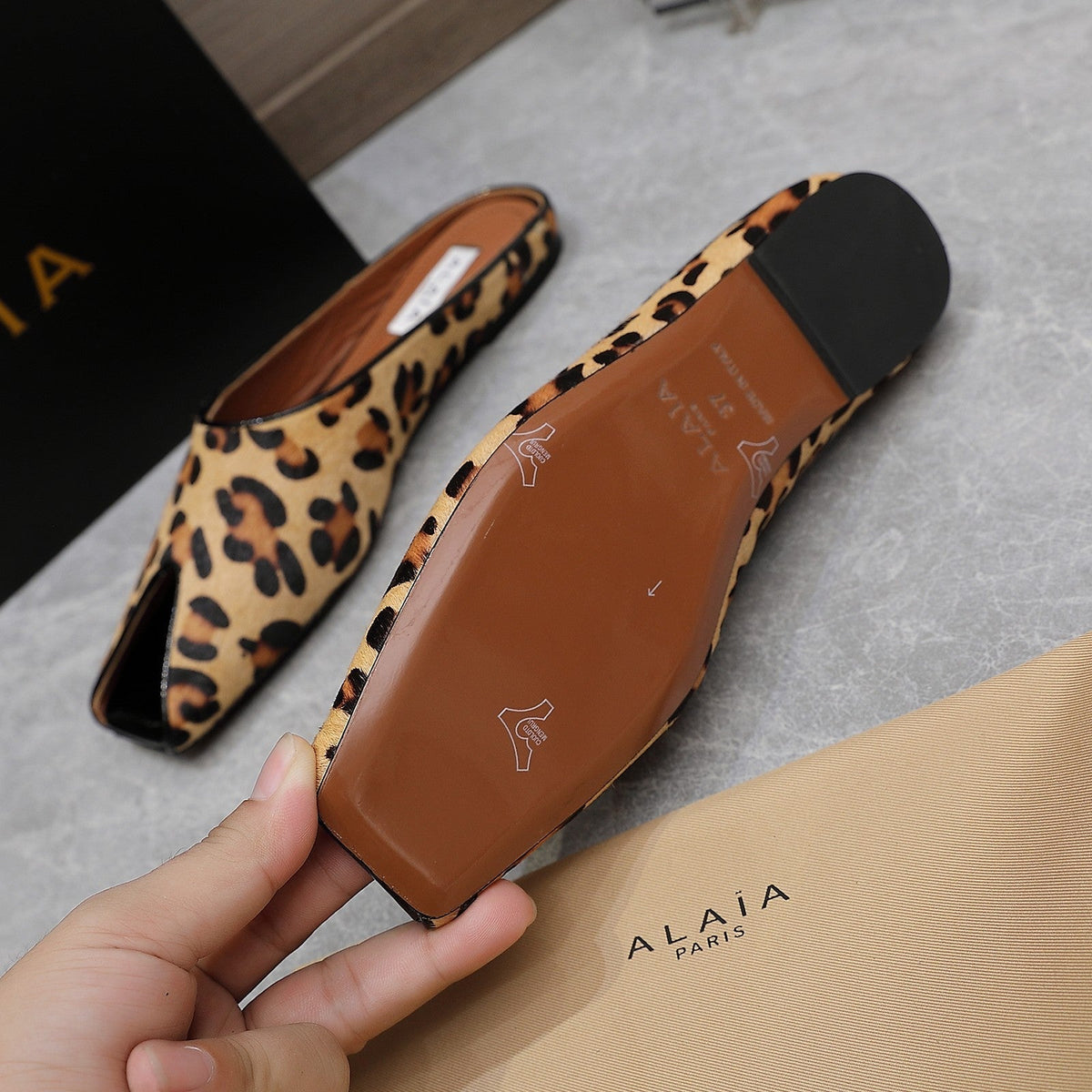 ALAIA FLAT MULE IN LEOPARD LAMBSKIN