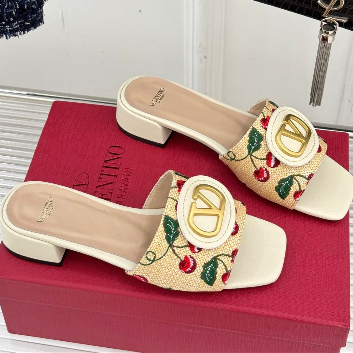 VT 25 Cherryfic Leather Trimmed Slides White Sheepskin 286504