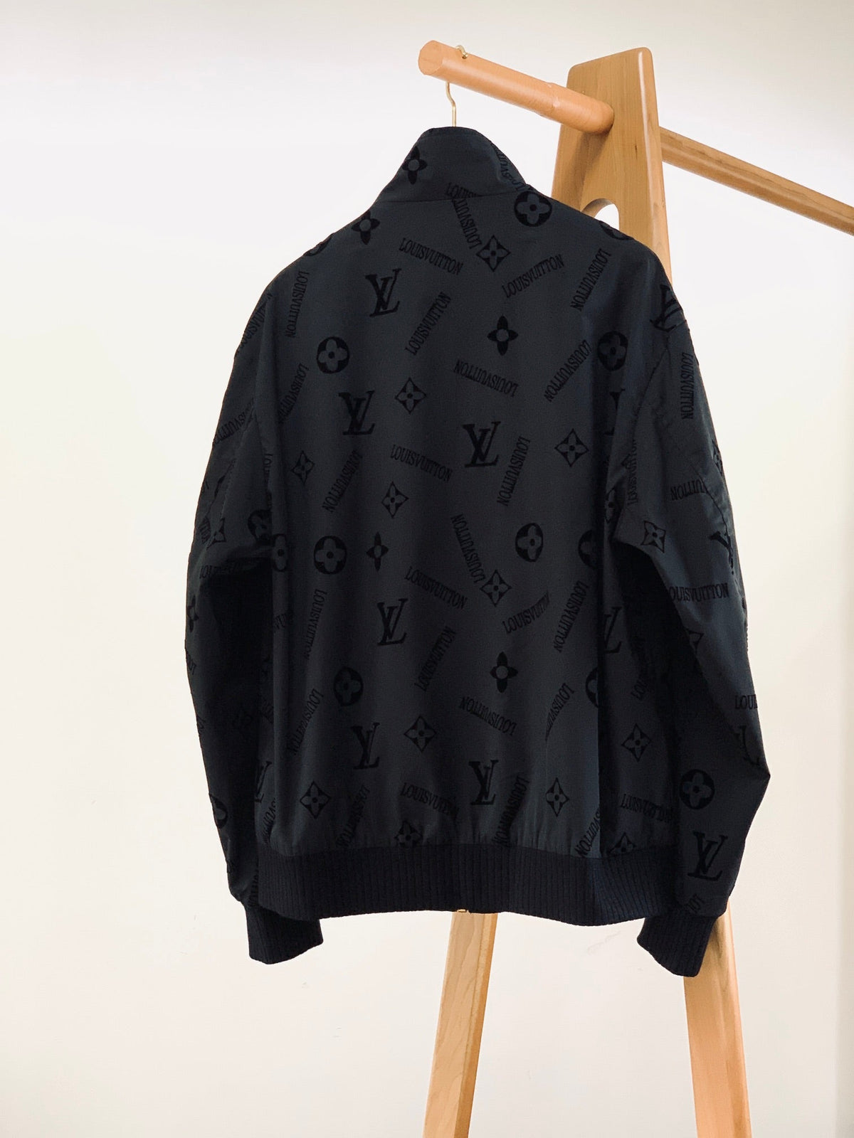 LV BLACK JACKET 239037