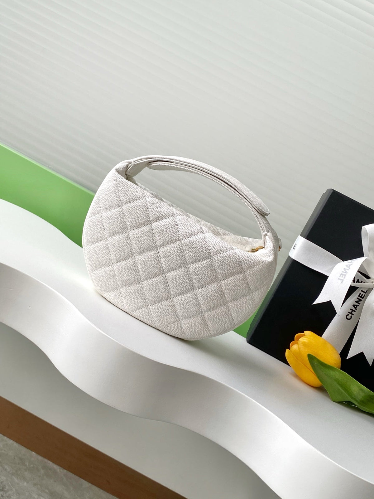 CC 25S Pouch Bag 17cm White Grained Calfskin Pearl