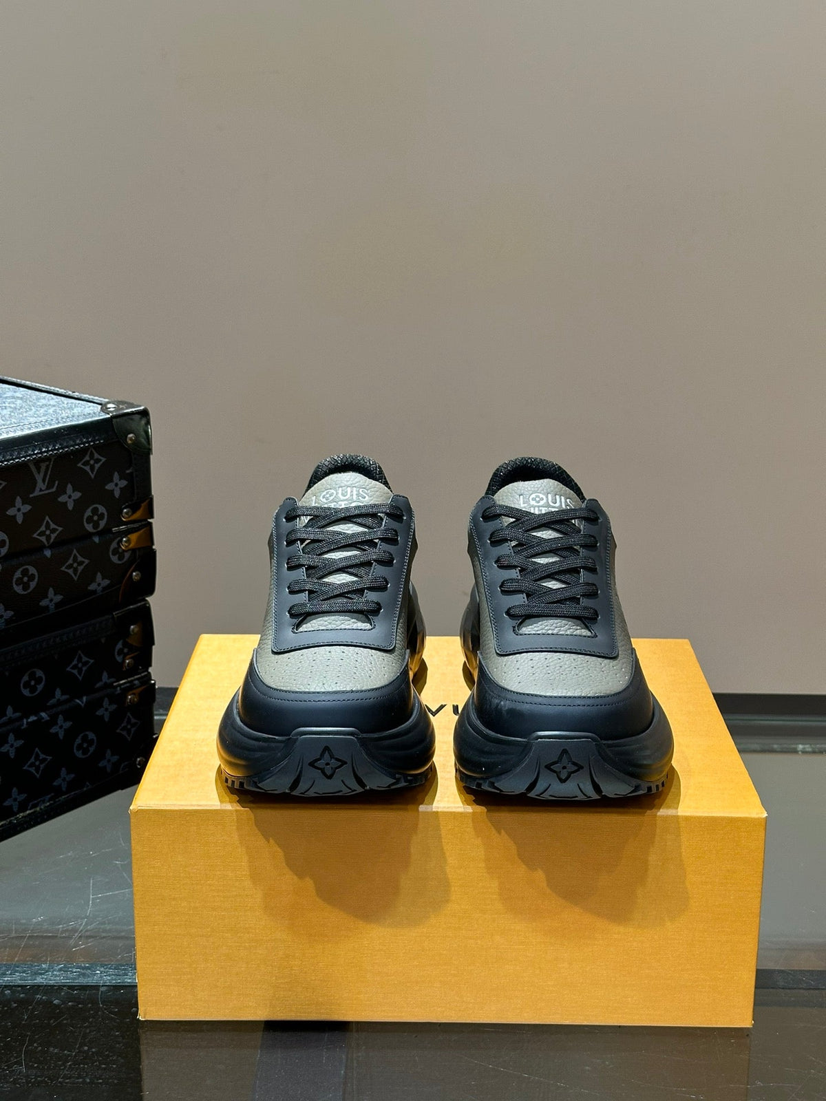 THICK-SOLED SNEAKER GREY AND BLACK CALFSKIN