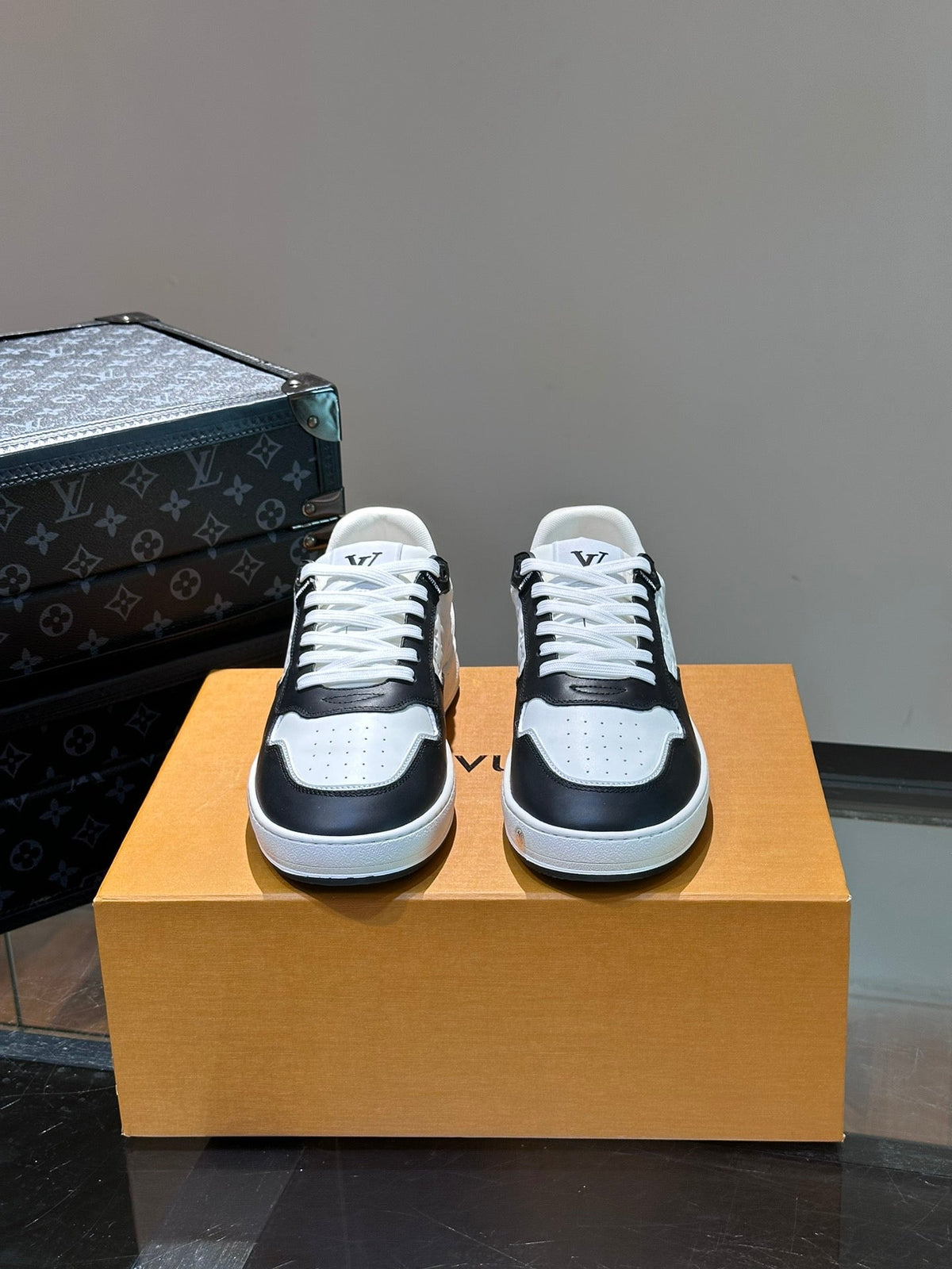 LV SNEAKER WHITE MIX BLACK EMBOSSED CALFSKIN